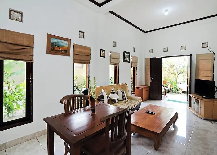Rumah Akira Guest house 4*